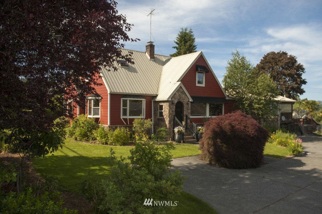 3326 Columbia Heights Road Longview, WA 98632 - Photo 1 of 25 Gallery Image 1