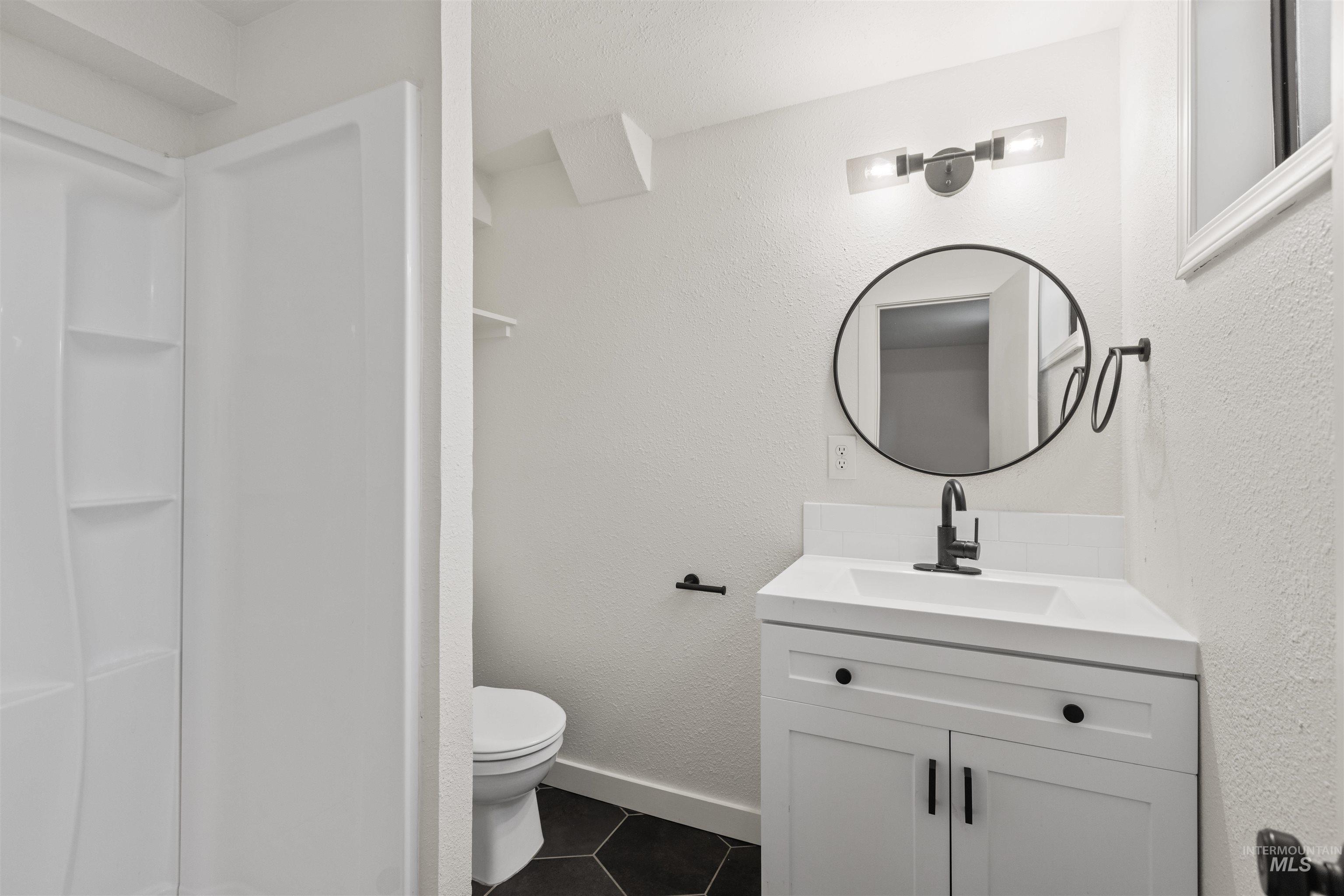 495 South 3rd E Street Mountain Home, ID 83647 - Photo 21 of 46 Unit B - Full bath