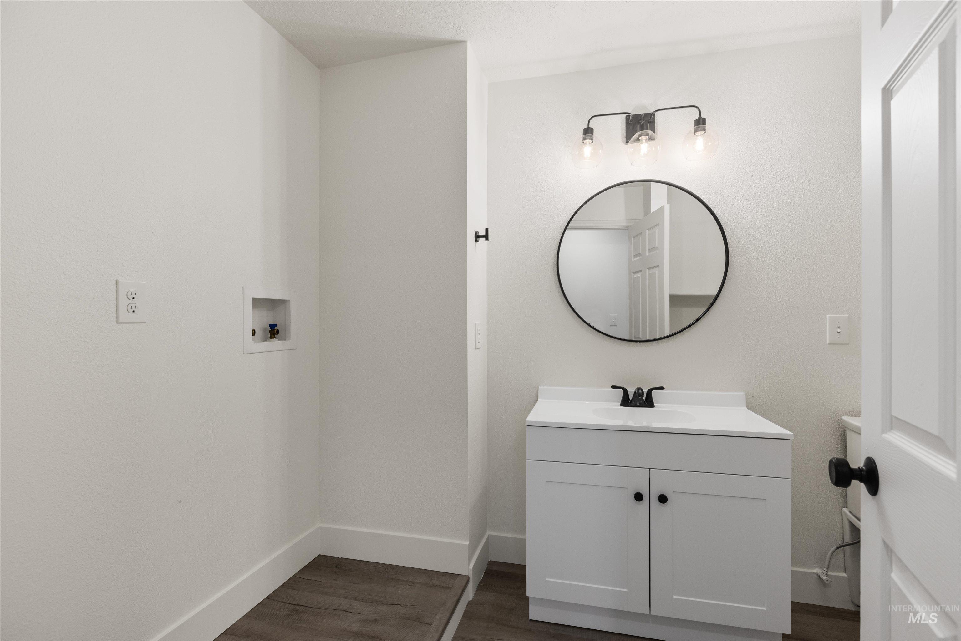 495 South 3rd E Street Mountain Home, ID 83647 - Photo 10 of 46 Unit A Hall bath