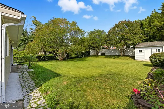 a view of a house with backyard and garden