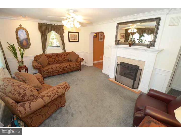 325 Valley View Road Springfield, PA 19064 - Photo 5 of 25 Living Room