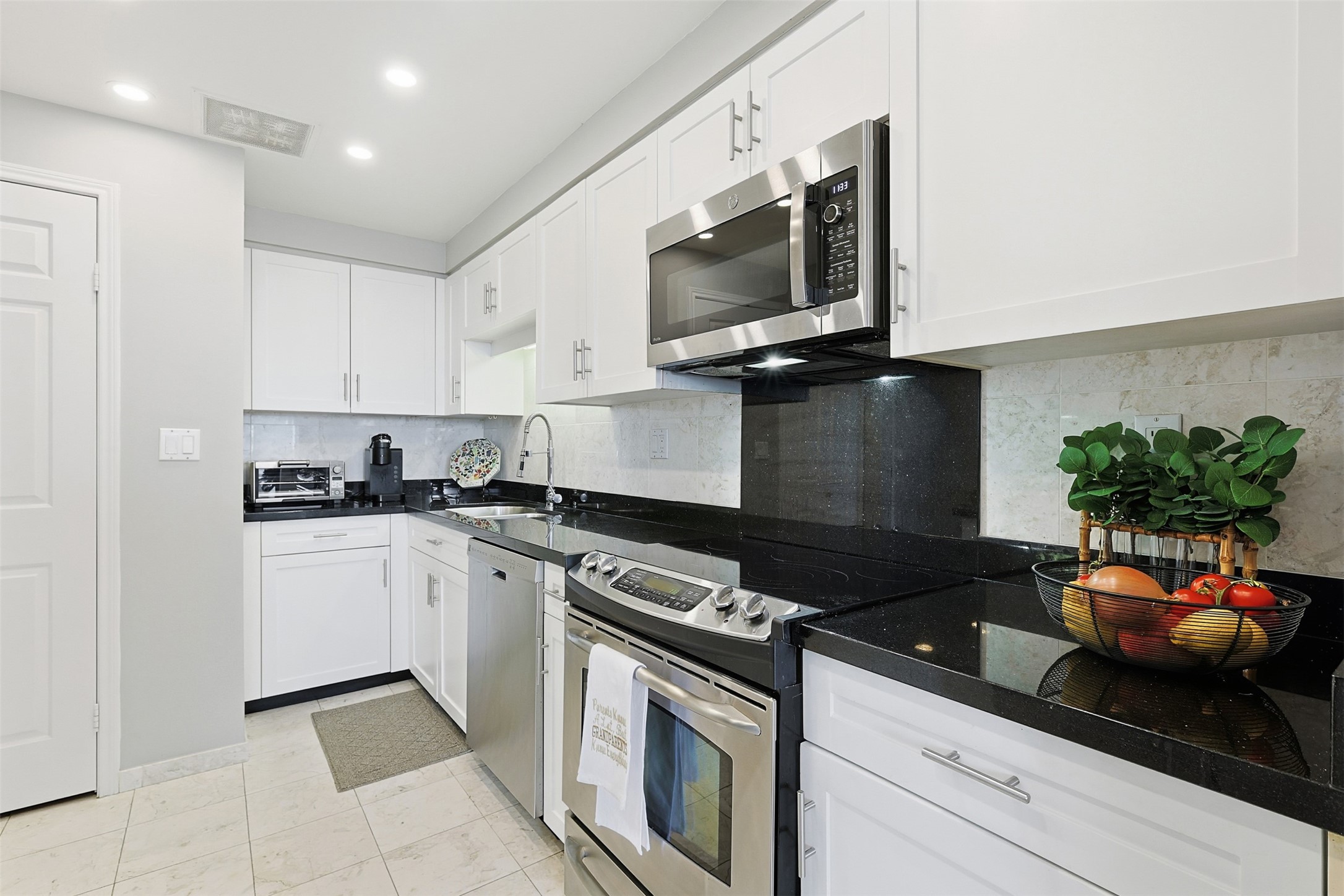 2001 Holcombe Boulevard, Unit 1106 Houston, TX 77030 - Photo 5 of 50 Welcome to #1106!