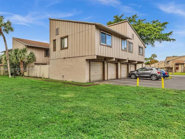 $2,000 | 5710 Northwest 21st Street, Unit 36B, Lauderhill, FL 33313