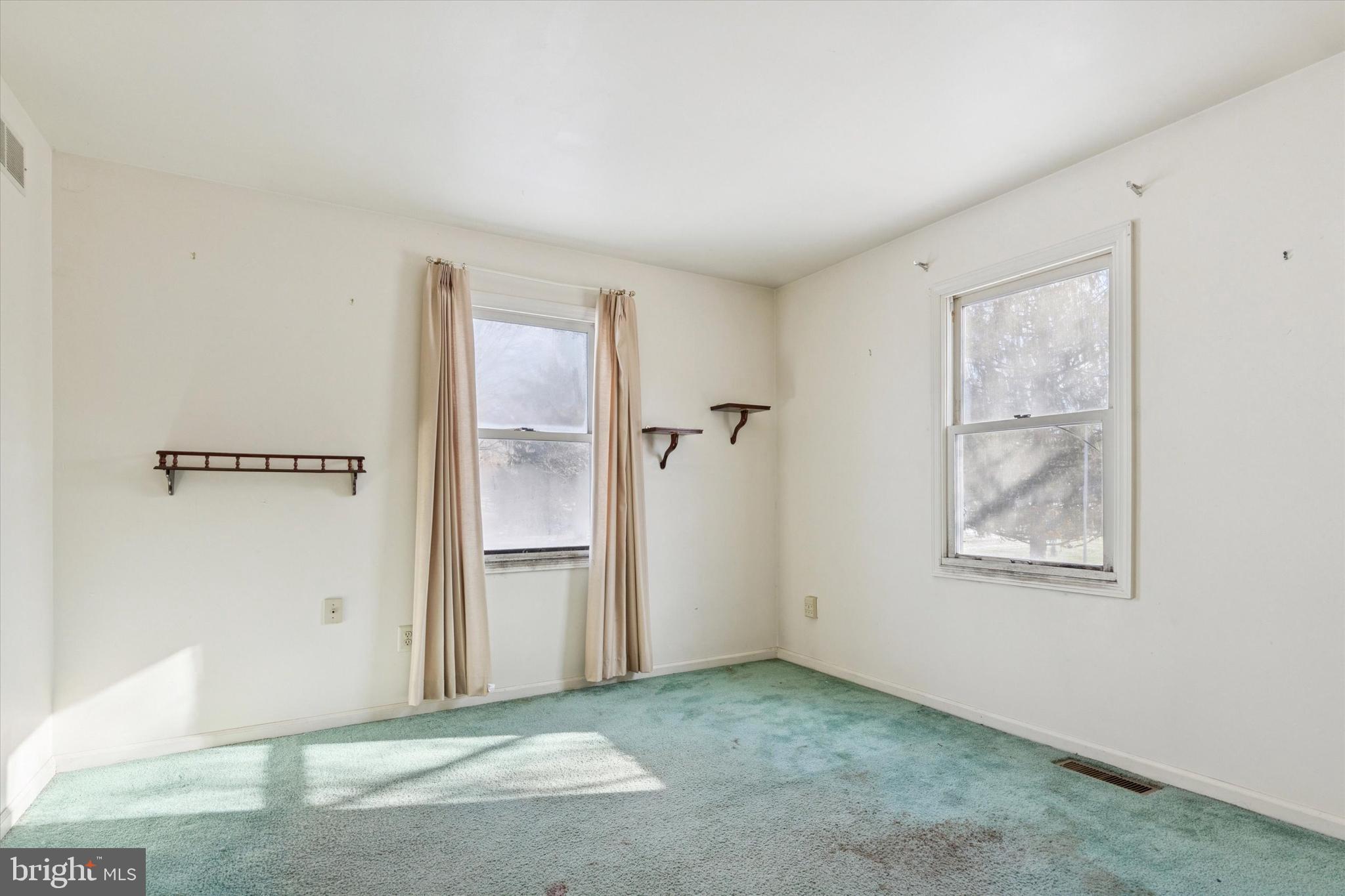 257 Mingo Road Royersford, PA 19468 - Photo 18 of 31 an empty room with windows and closet