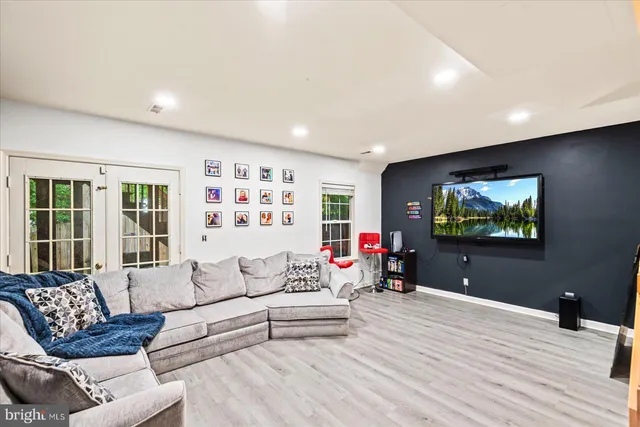 a view of a livingroom with furniture