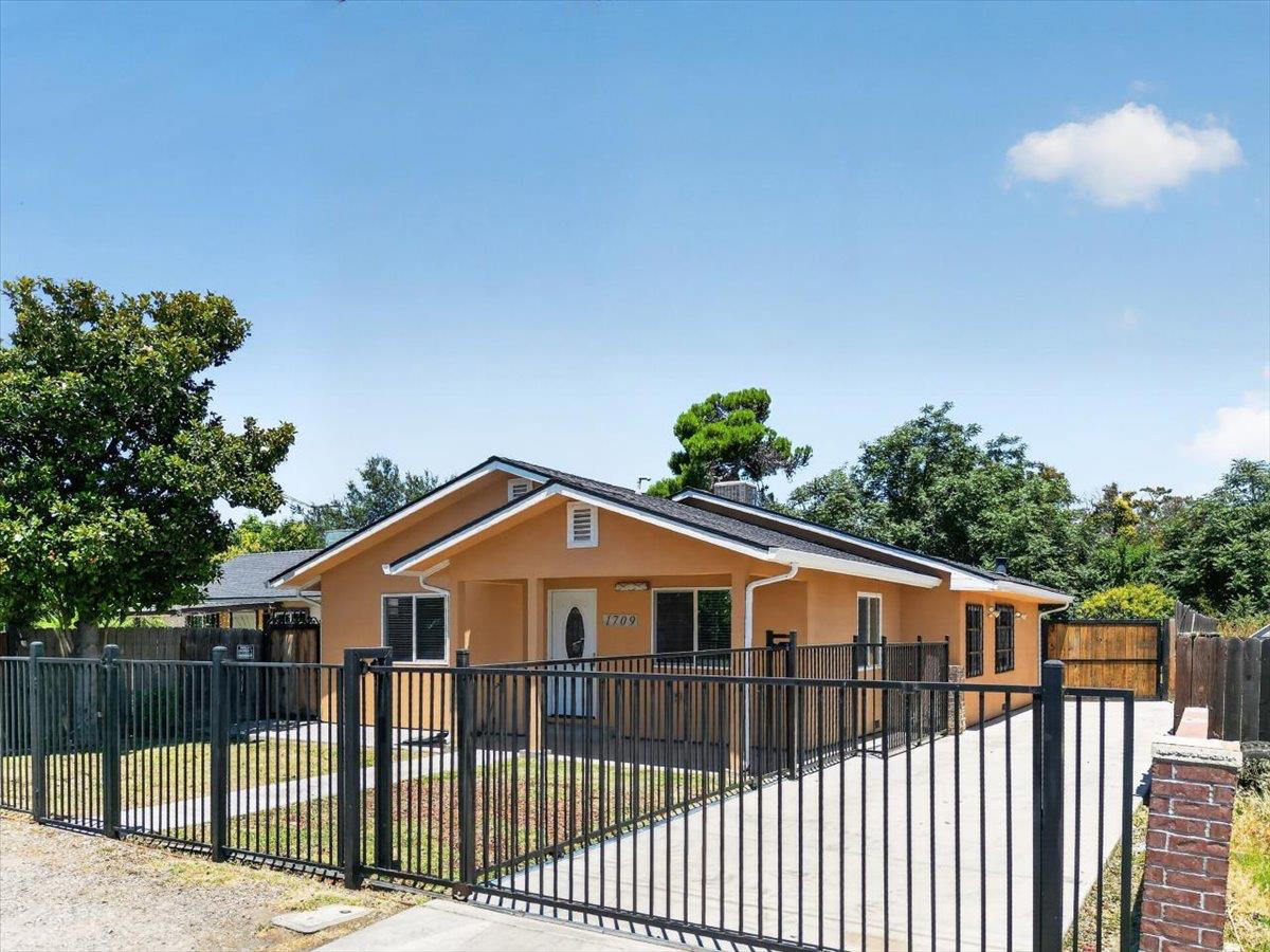 1709 Shaddox Avenue Modesto, CA 95358 - Photo 4 of 39