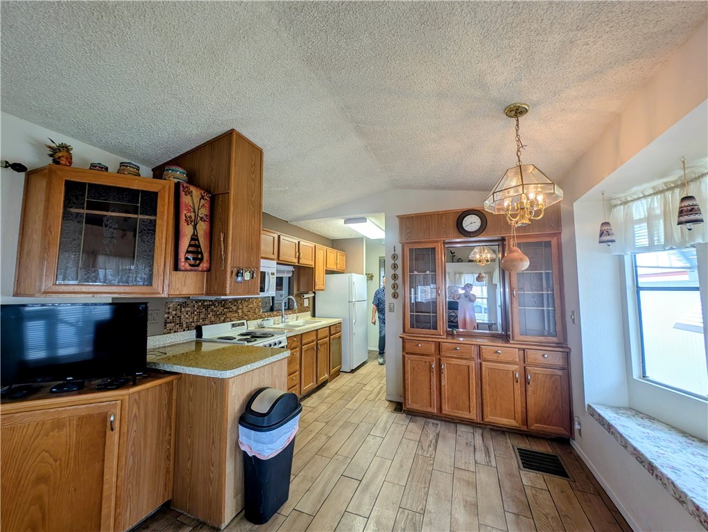 2000 Ramar Road, Unit 181 Bullhead City, AZ 86442 - Photo 20 of 35 Dining Area