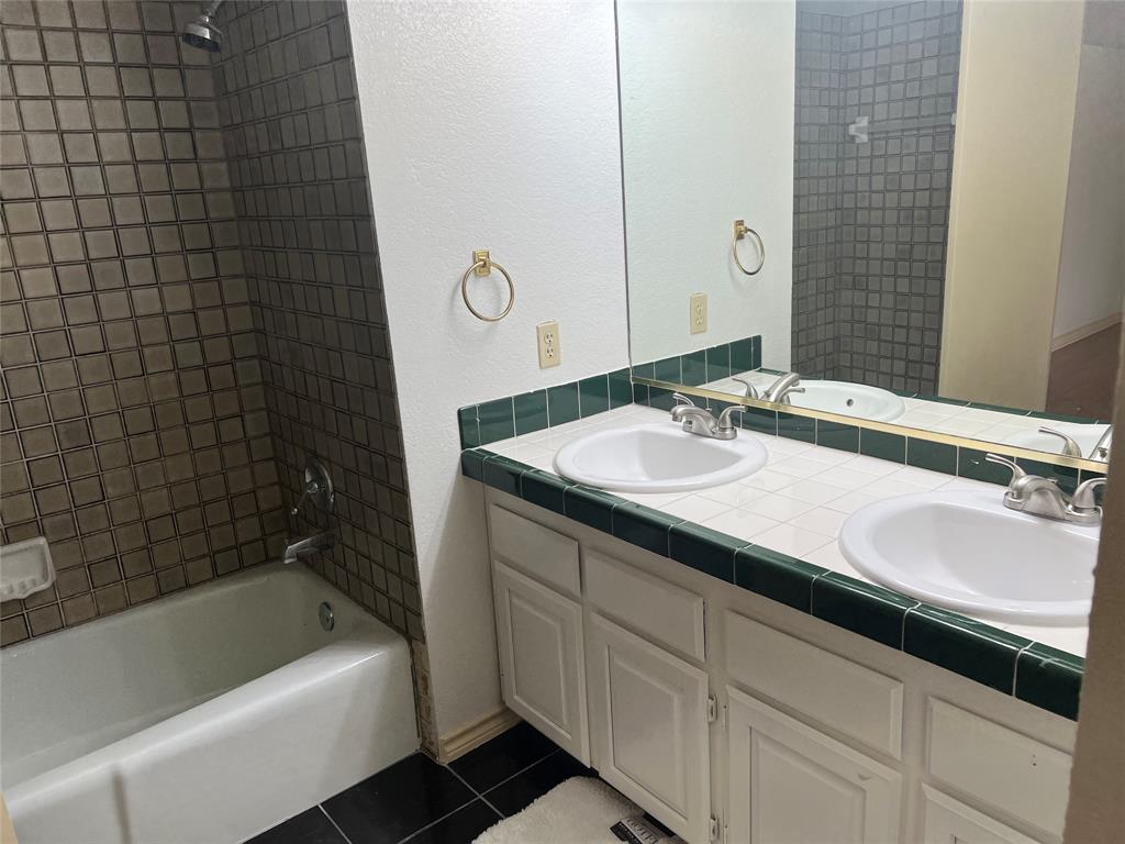 1522 Signal Ridge Place, Unit 1522 Rockwall, TX 75032 - Photo 21 of 28 a bathroom with a sink and a bathtub