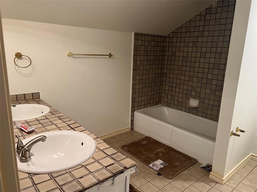 1522 Signal Ridge Place, Unit 1522 Rockwall, TX 75032 - Photo 22 of 28 a bathroom with a bathtub and a shower