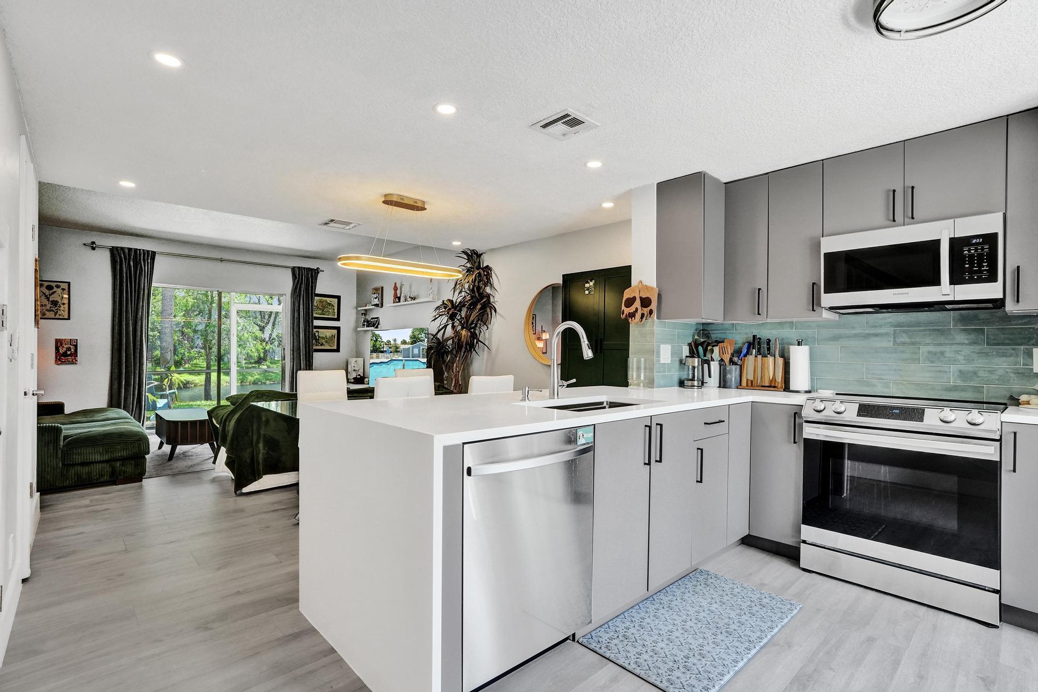 201 Southwest 3rd Street, Unit 201 Pompano Beach, FL 33060 - Photo 7 of 42 DSC02351