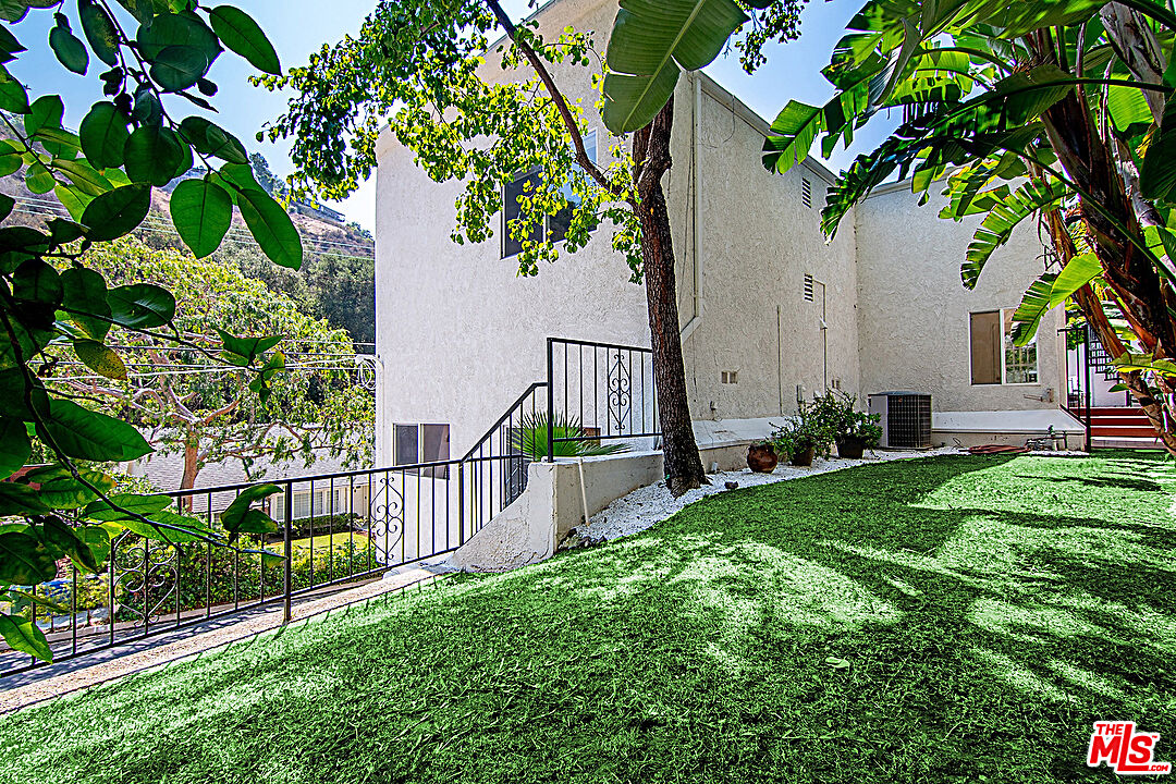 2041 Roscomare Road Los Angeles, CA 90077 - Photo 21 of 28 a view of house and garden