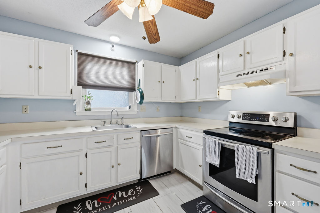 153 Maple Street Manchester, CT 06040 - Photo 3 of 31