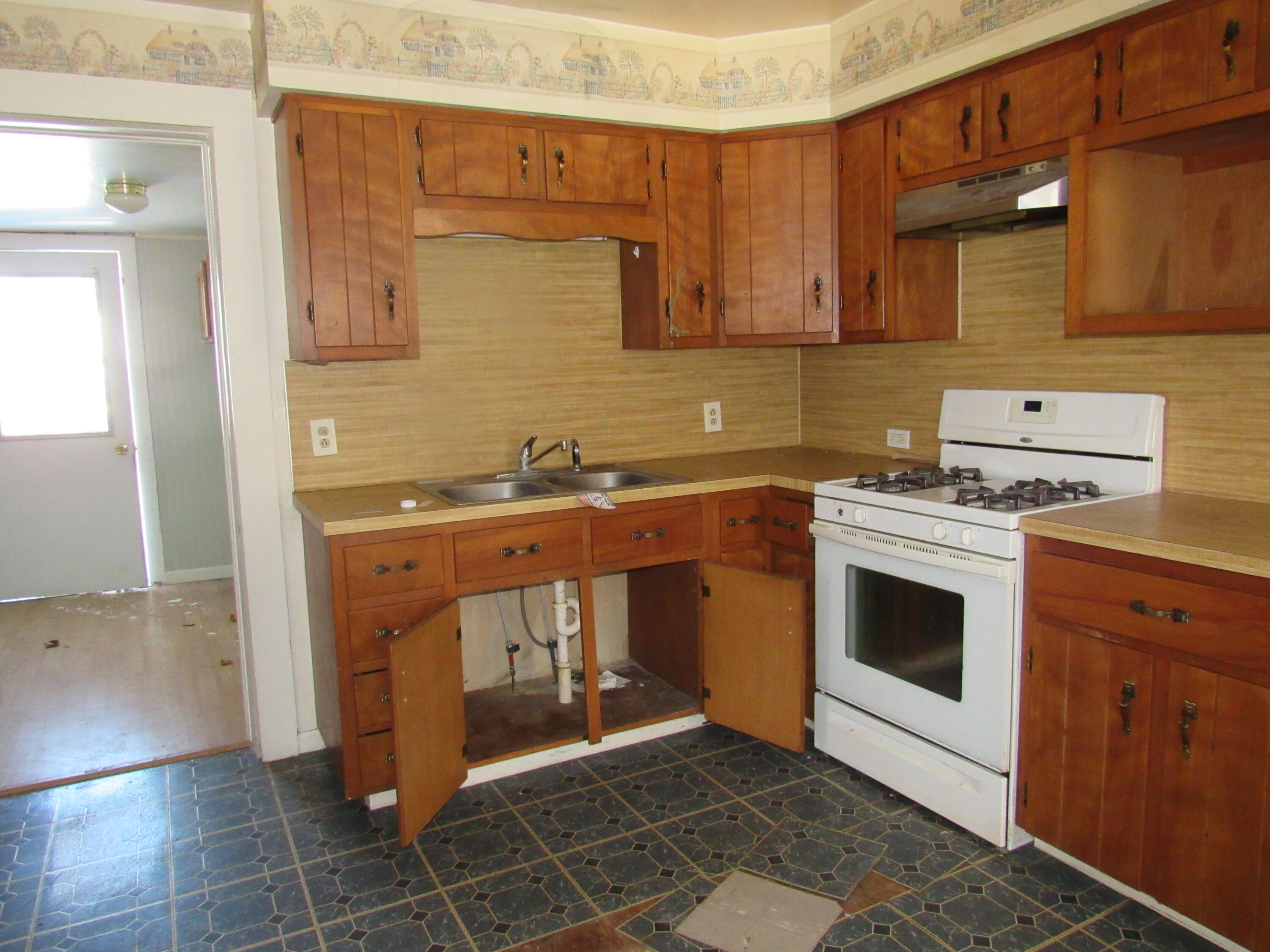 130 West Riverside Drive Ionia, MI 48846 - Photo 3 of 6 IMG_1613