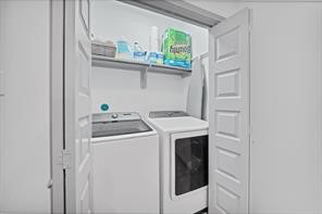 907 Frio Street Houston, TX 77012 - Photo 15 of 23 a utility room with dryer and washer
