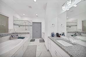 907 Frio Street Houston, TX 77012 - Photo 21 of 23 a spacious bathroom with sinks mirror and a bathtub