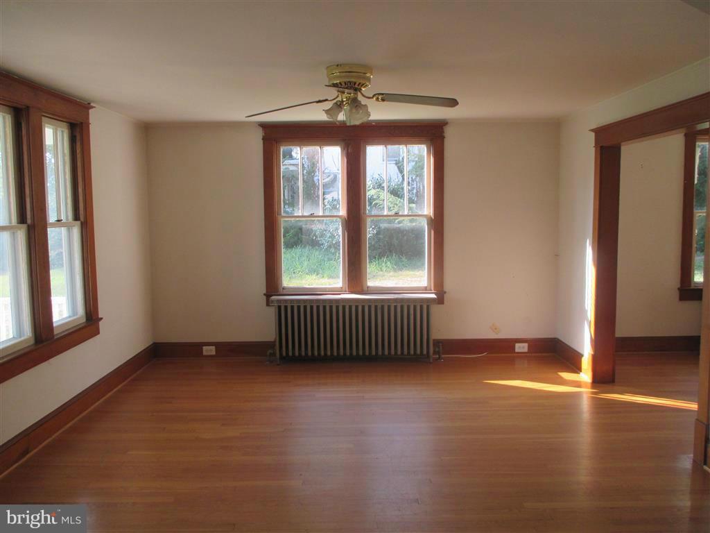 23345 Davis Mill Road Germantown, MD 20876 - Photo 2 of 25 Living Room