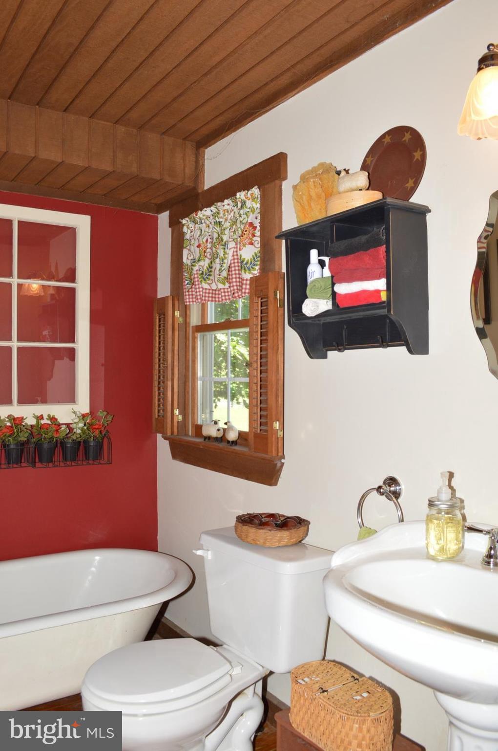 2113 Florence Road Mount Airy, MD 21771 - Photo 12 of 30 Main floor full bath with claw foot tub