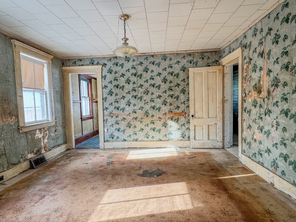 360 Davis Street Greenfield, MA 01301 - Photo 6 of 32