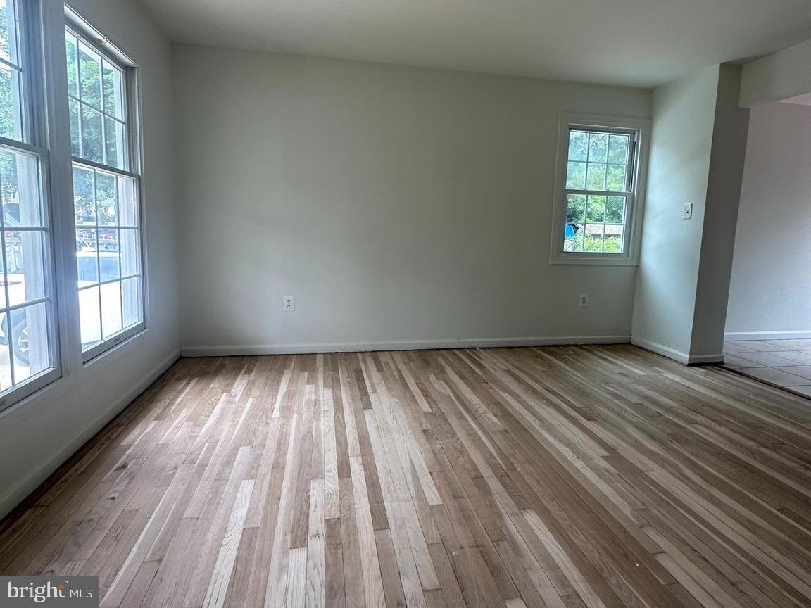 15213 Michigan Rd. Woodbridge, VA 22191 - Photo 21 of 29 BRIGHT LIGHT LIVINGROOM