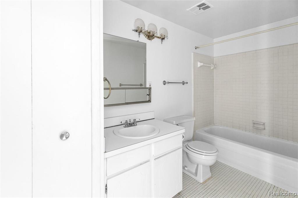 5055 Crooks Road, Unit 15 Royal Oak, MI 48073 - Photo 17 of 22
