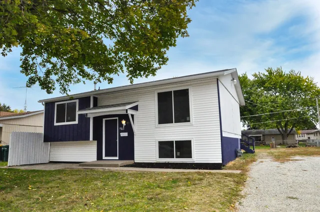 a view of a house with a yard