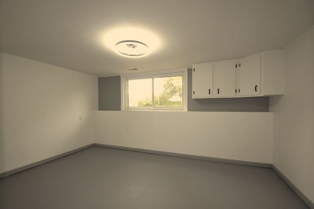 1703 Florence Street Streator, IL 61364 - Photo 20 of 33 an empty room with a window