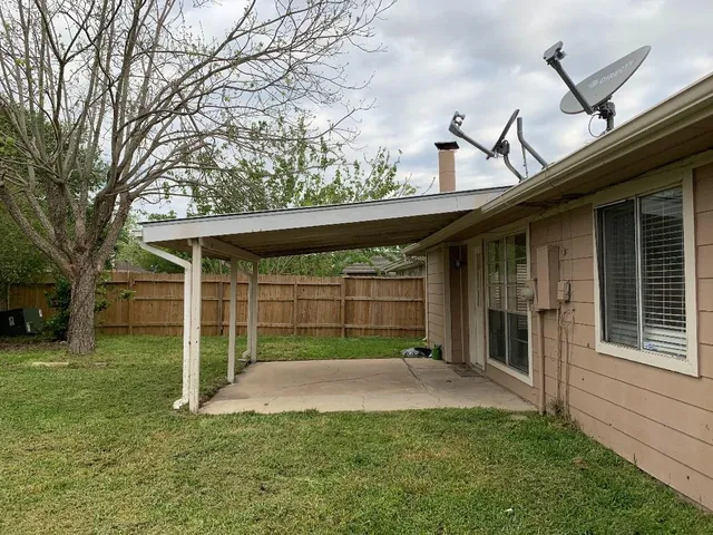 a view of a house with a yard and front view of a house