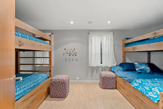 a picture of a room with black and white wall