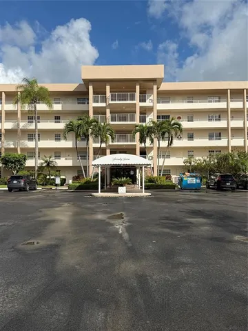 $388,800 | 3930 Oaks Clubhouse Drive, Unit 304, Pompano Beach, FL 33069