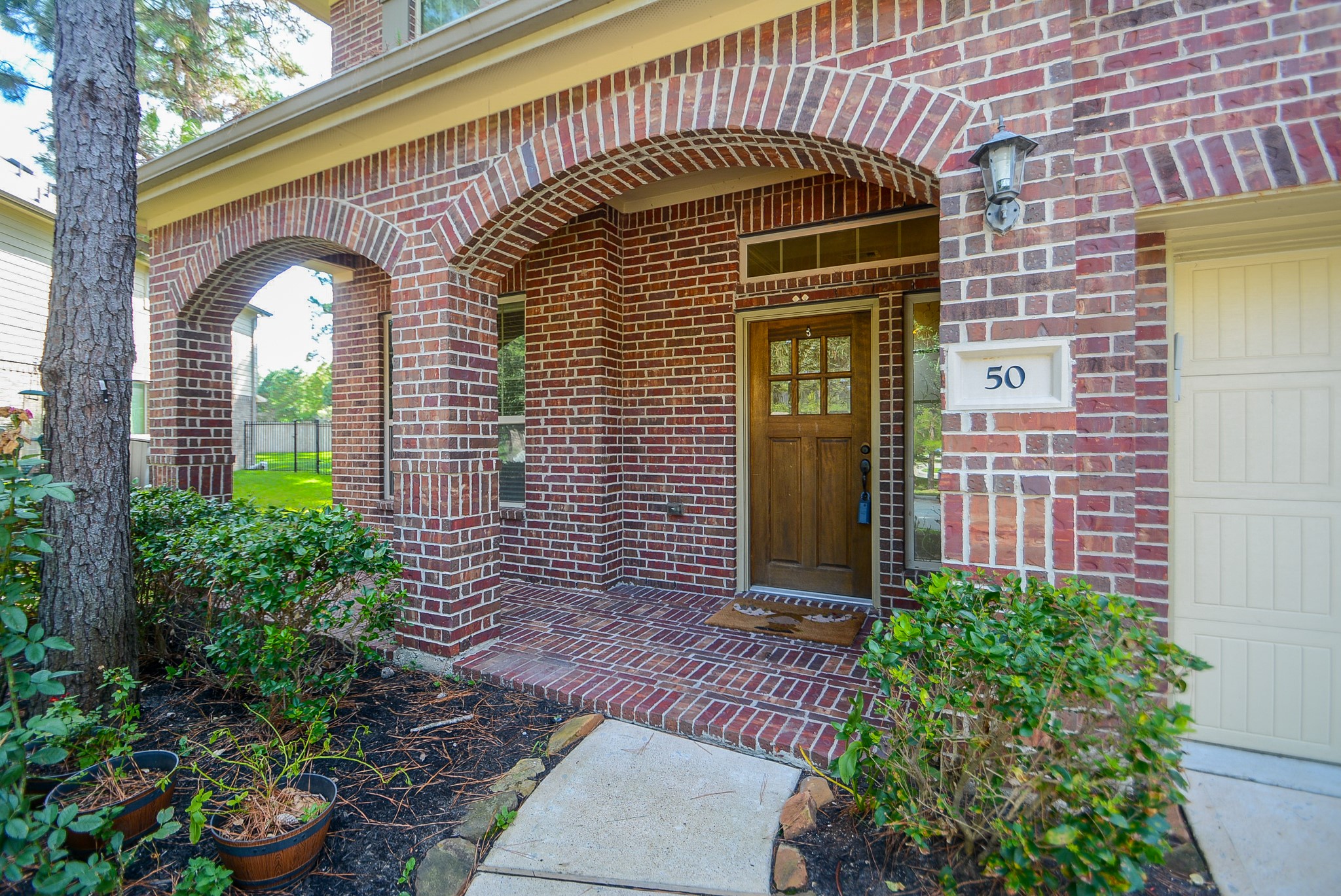50 Sawbridge Court Spring, TX 77389 - Photo 4 of 32 a front view of a house with a garden