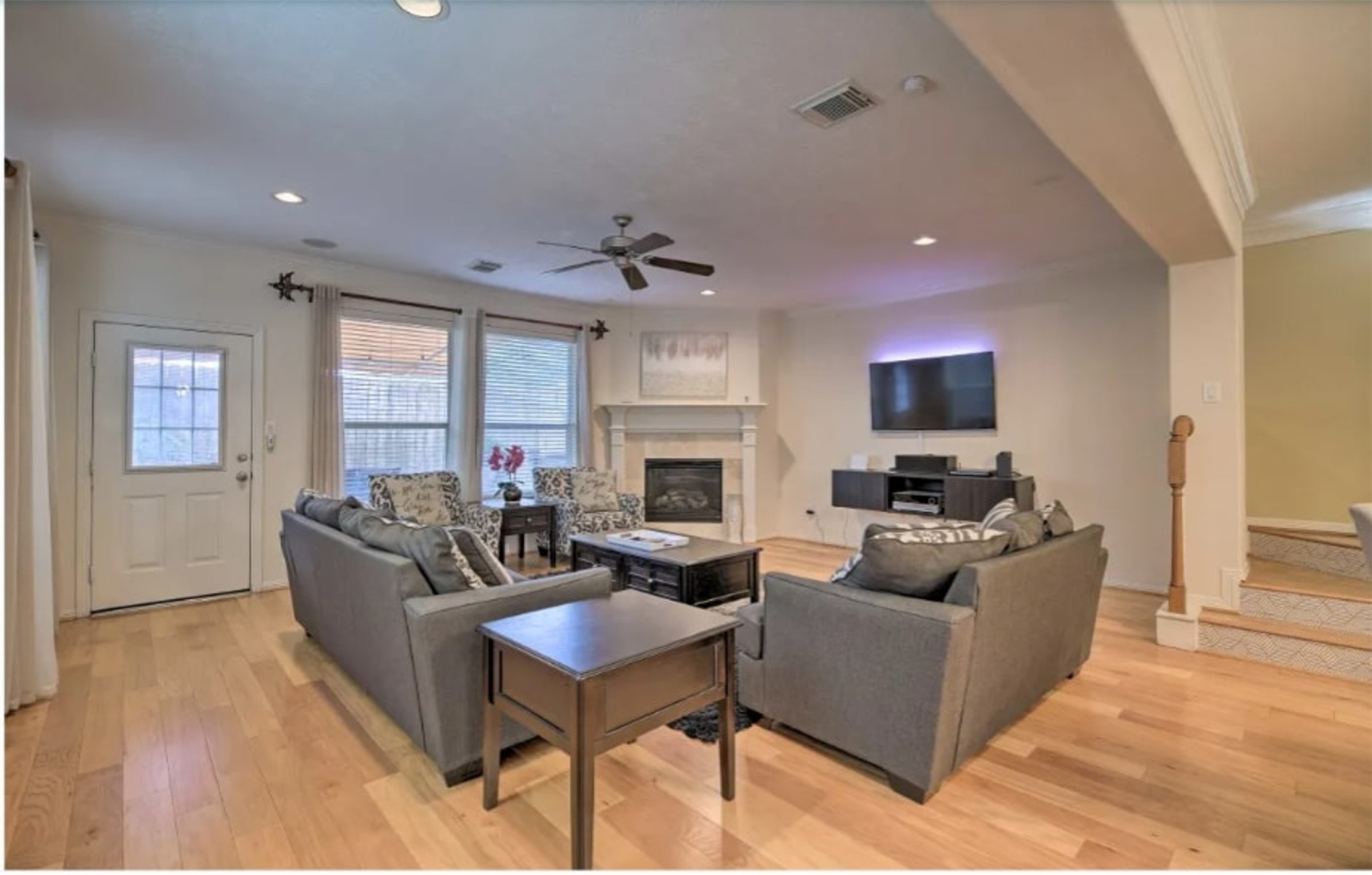 1006 Rochow Street, Unit A Houston, TX 77019 - Photo 2 of 29 Living room with smart TV