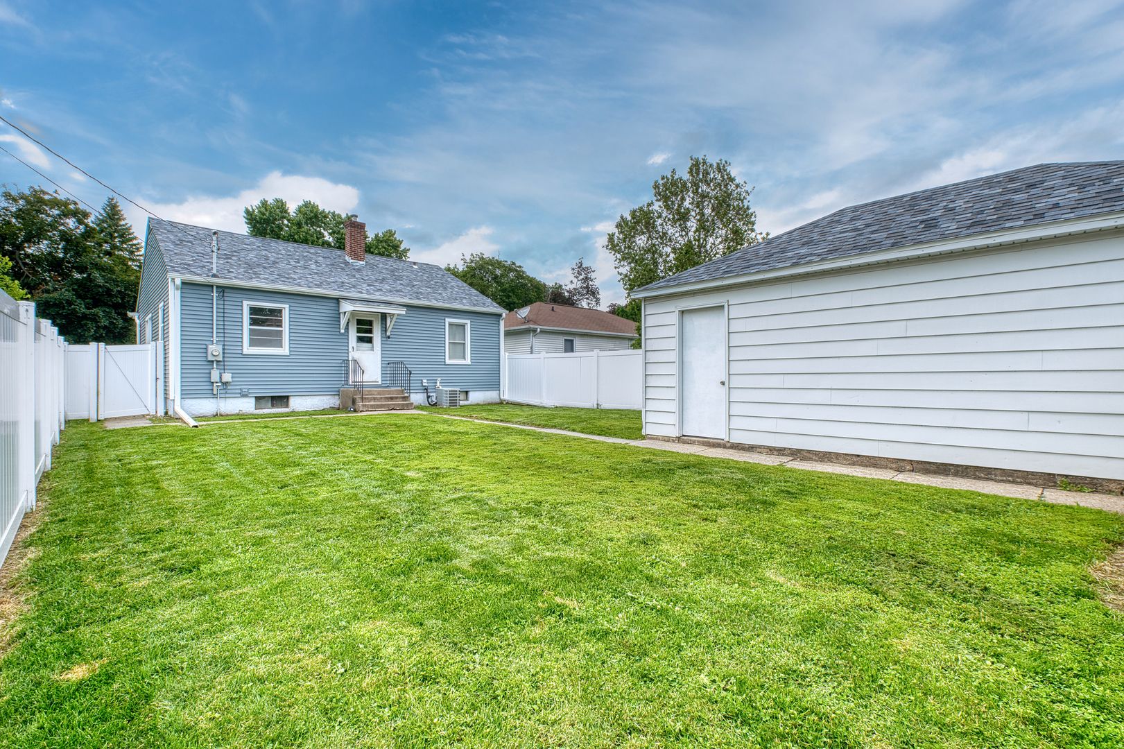 1019 North 3rd Street Clinton, IA 52732 - Photo 14 of 17 a house view with a garden space