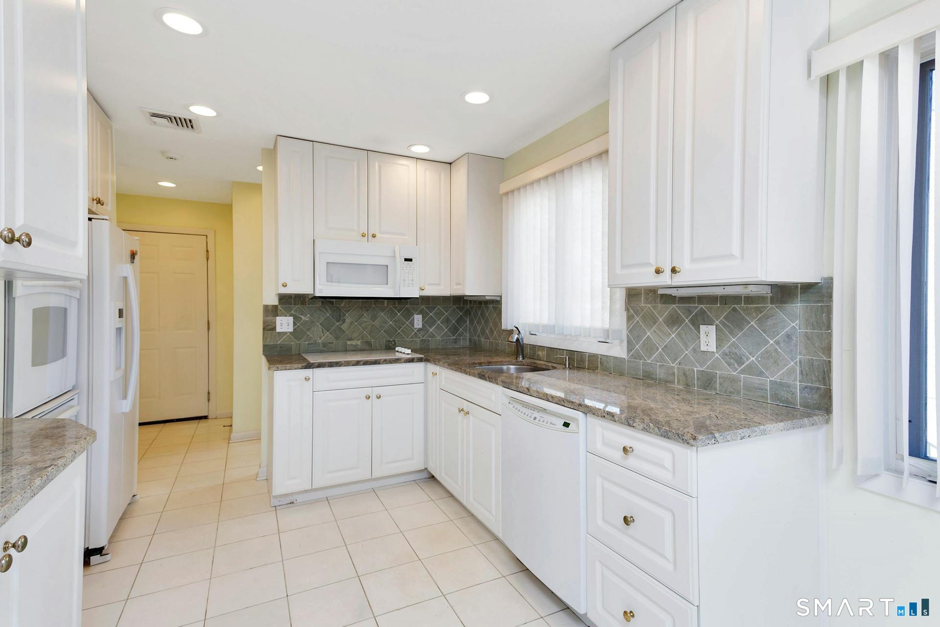 192 Frenchtown Road Bridgeport, CT 06606 - Photo 5 of 22