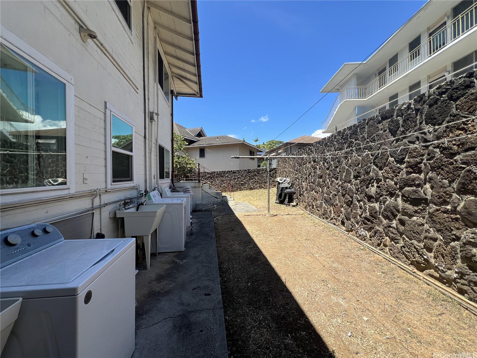 1449 Punchbowl Street Honolulu, HI 96813 - Photo 17 of 18 a terrace with outdoor seating and city view