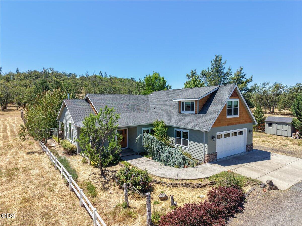 1712 Stevens Road Eagle Point, OR 97524 - Photo 3 of 63