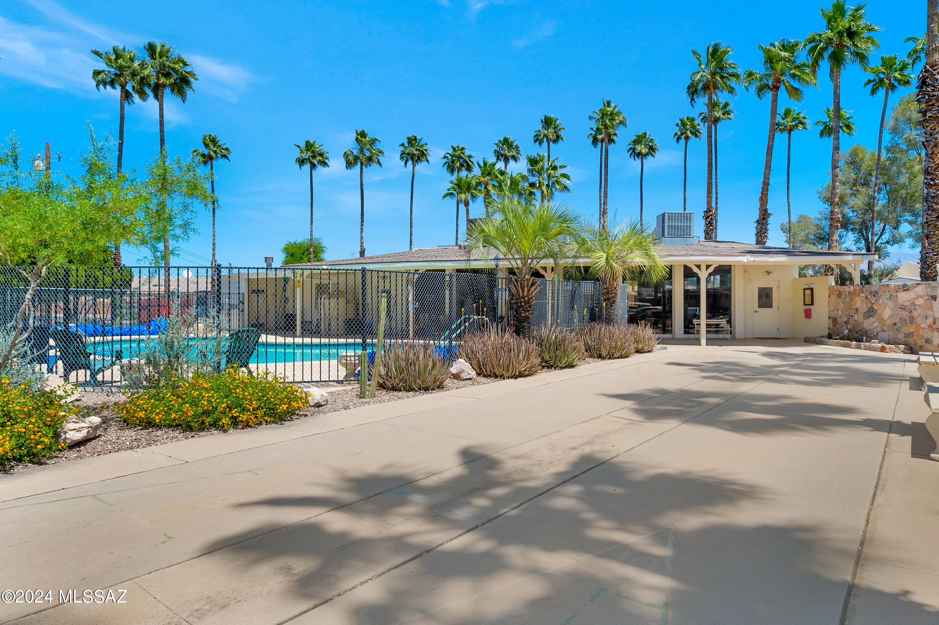 492 North Silverbell Road, Unit 492A Tucson, AZ 85745 - Photo 1 of 27