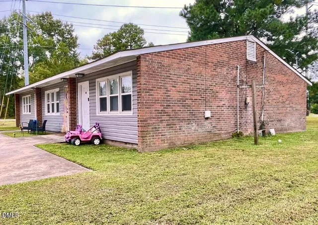 a view of a house with backyard