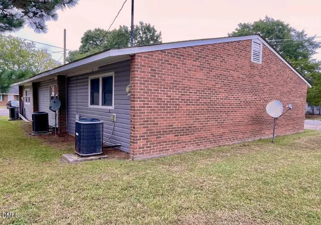 a view of a backyard