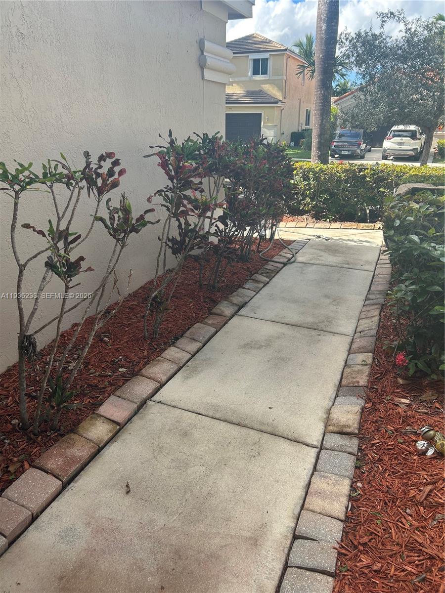 948 Phoenix Way Weston, FL 33327 - Photo 3 of 22