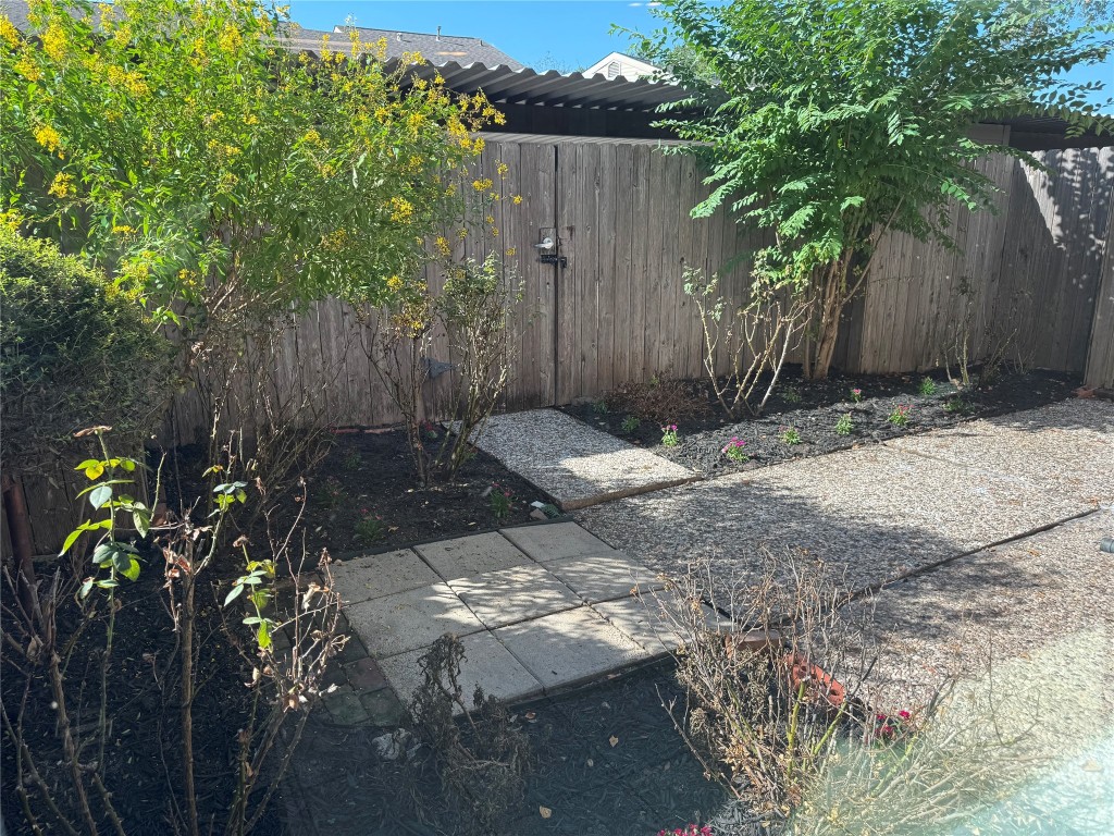 7499 Brompton Street, Unit 7499 Houston, TX 77025 - Photo 38 of 43 a backyard of a house with lots of green space