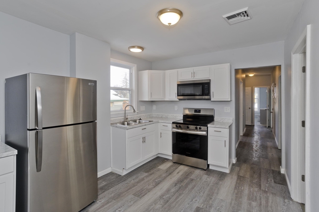 64 Thompson Street Springfield, MA 01109 - Photo 3 of 30