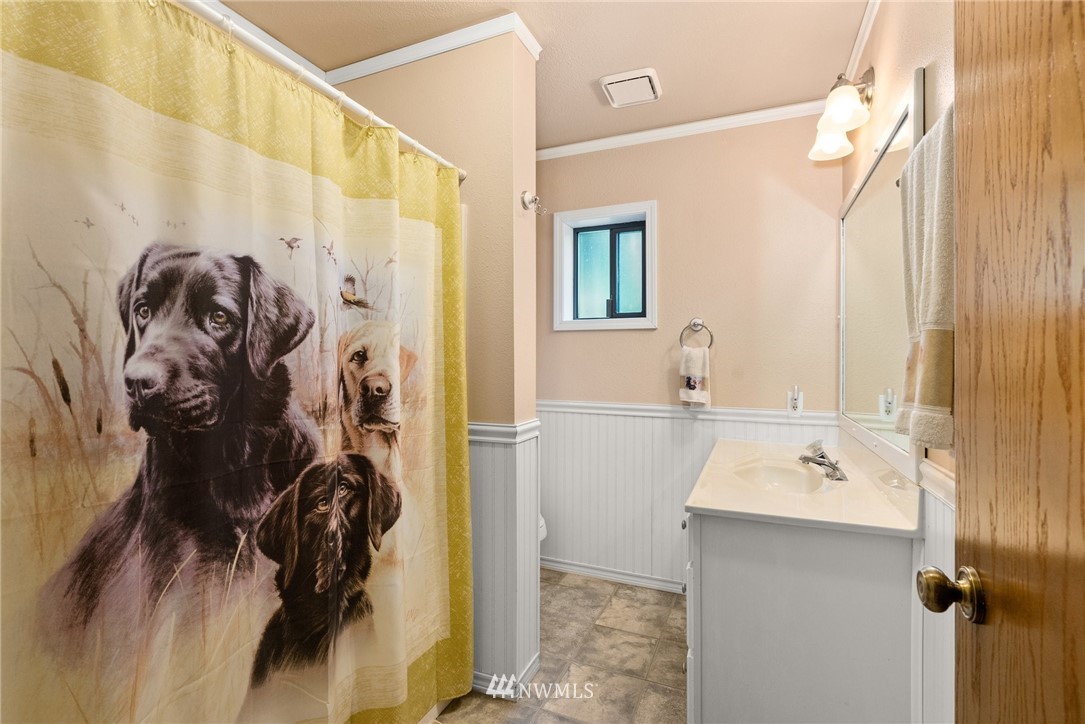 237 Frogner Road Chehalis, WA 98532 - Photo 20 of 37 a bathroom with a sink and a mirror