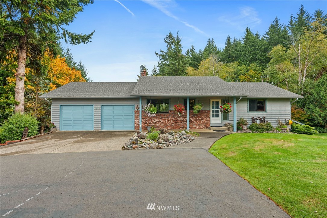 237 Frogner Road Chehalis, WA 98532 - Photo 3 of 37 a front view of a house with garden