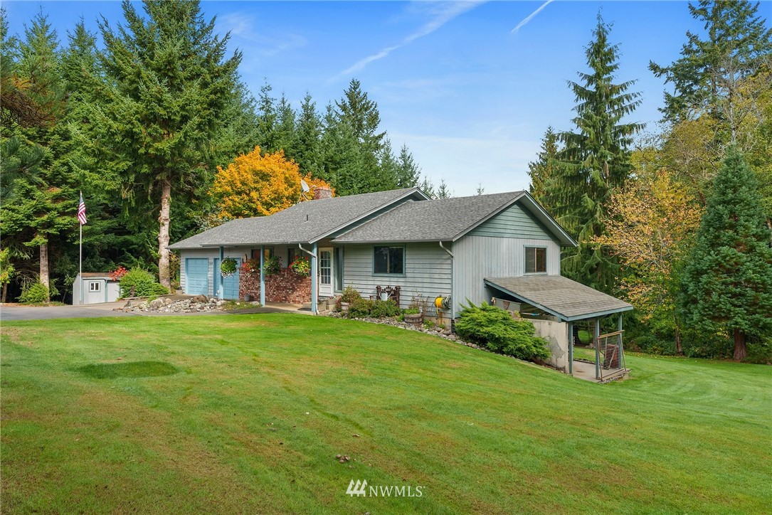 237 Frogner Road Chehalis, WA 98532 - Photo 4 of 37 a front view of a house with a garden