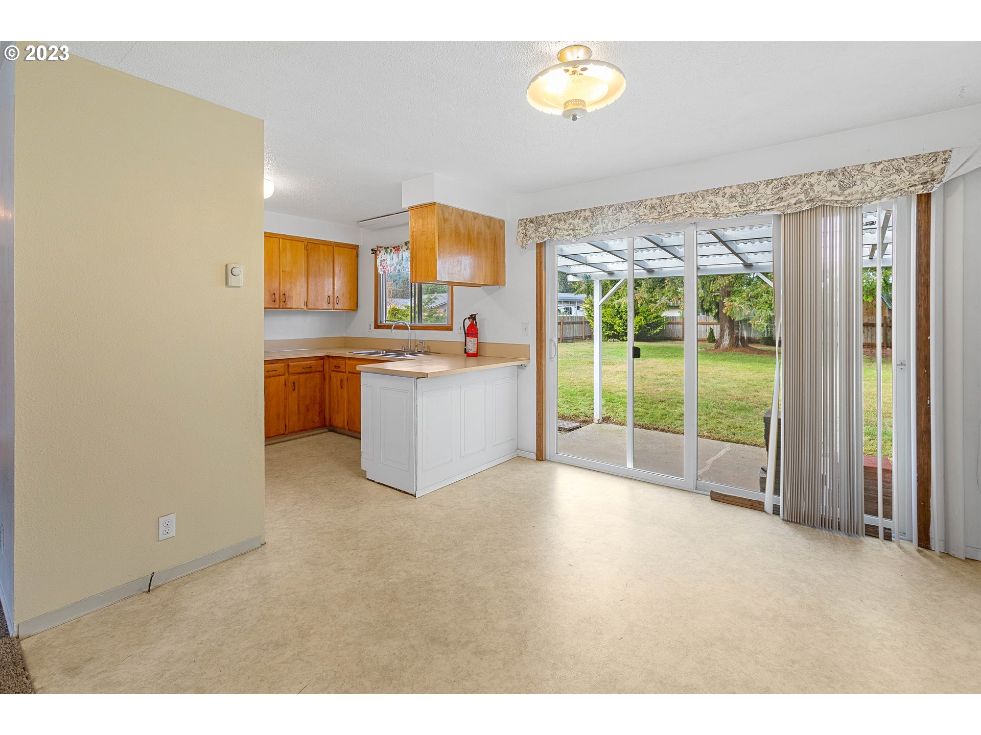 2878 Ridgeway Drive Reedsport, OR 97467 - Photo 6 of 36 Dining Area