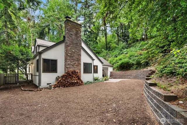 a view of a house with backyard and garden