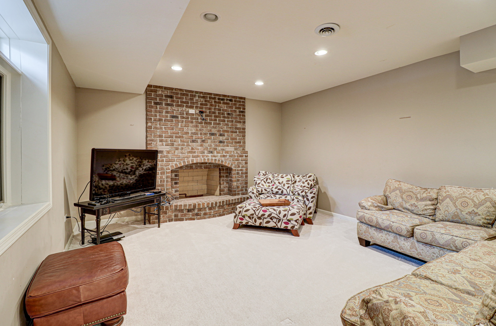 N491 Peter Road Winfield, IL 60190 - Photo 34 of 46 a living room with furniture and a flat screen tv