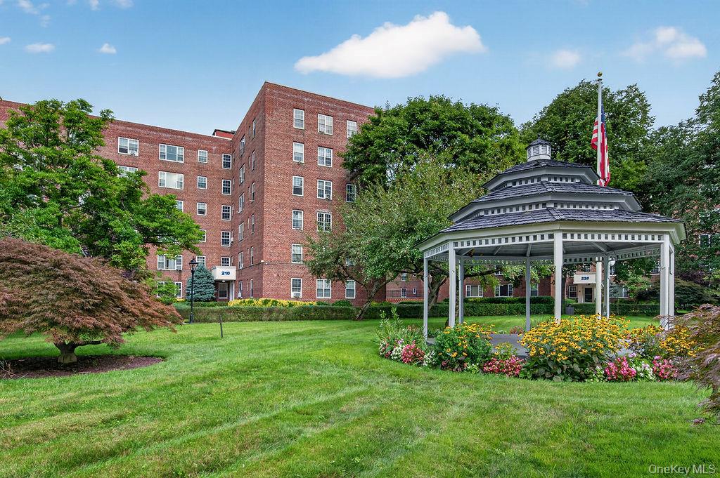 210 Pelham Road, Unit 2F New Rochelle, NY 10805 - Photo 2 of 26 Gallery Image 2