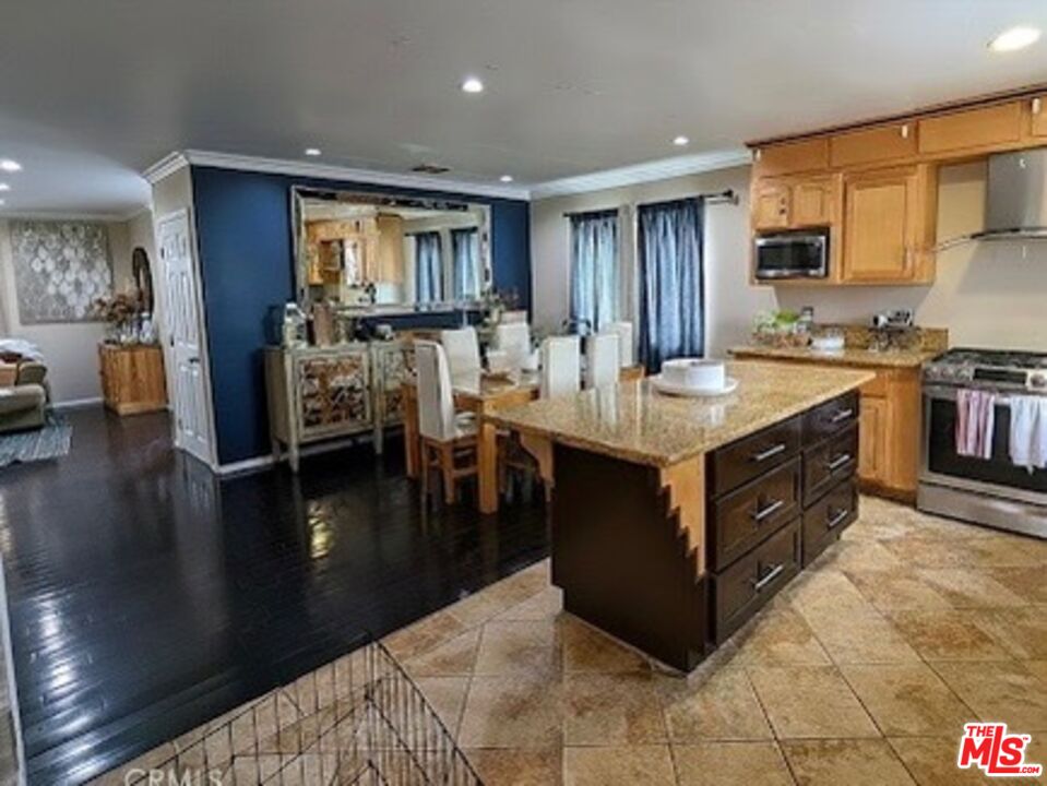 South Harcourt Avenue Los Angeles, CA 90016 - Photo 2 of 5