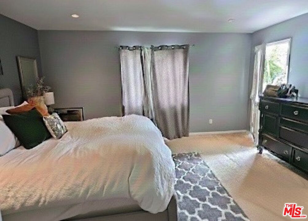 South Harcourt Avenue Los Angeles, CA 90016 - Photo 4 of 5